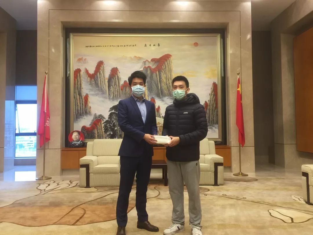 超華科技向梅州日報(bào)社捐贈2000個(gè)口罩共抗疫情